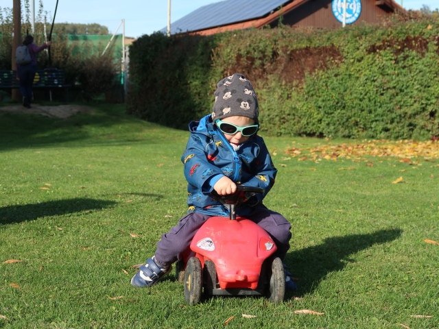 Nils am Spielplatz Niederleis