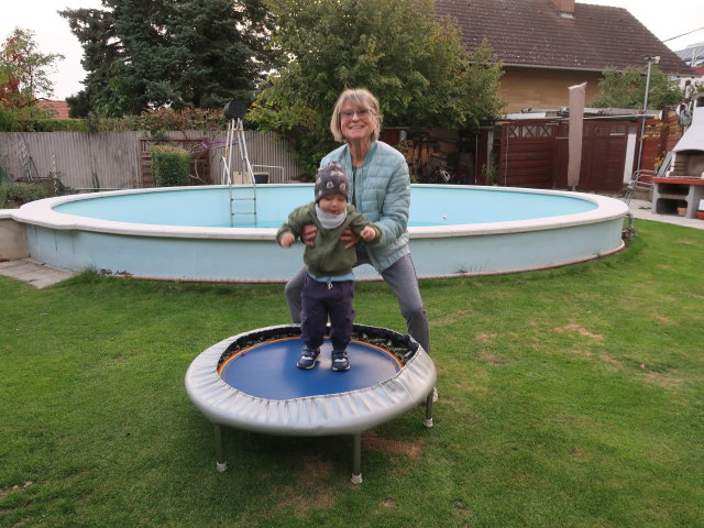 Nils und Mama im Garten meiner Eltern (22. Okt.)
