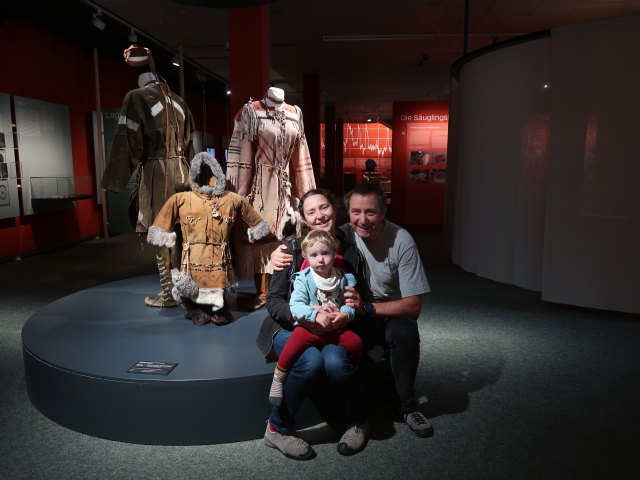 Sabine, Nils und ich in der Ausstellung 'Eiszeit' im Museum Mistelbach