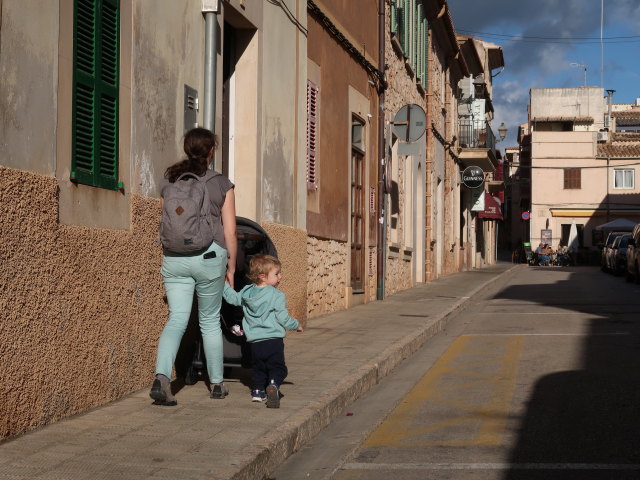 Sabine und Nils in der Carrer del Centre in Santany&iacute; (19. Nov.)