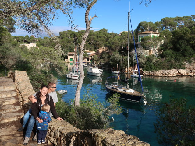 Sabine, Nils und ich in der Cal&oacute; d'En Busques in Cala Figuera (20. Nov.)