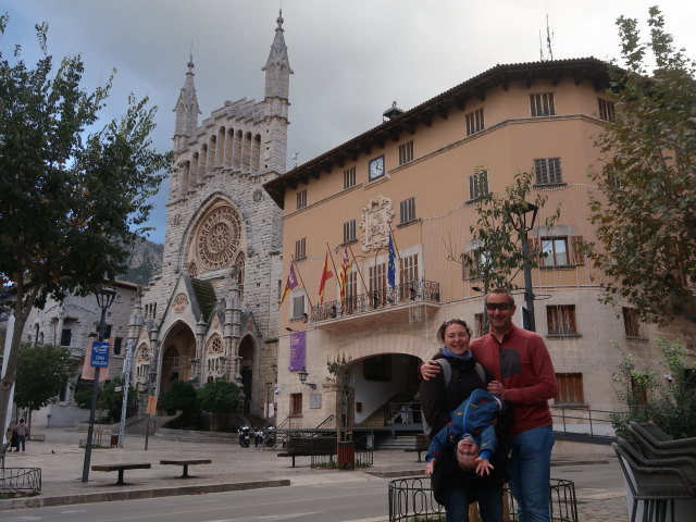 Sabine, Nils und ich auf der Pla&ccedil;a de sa Constituci&oacute; in S&oacute;ller (25. Nov.)