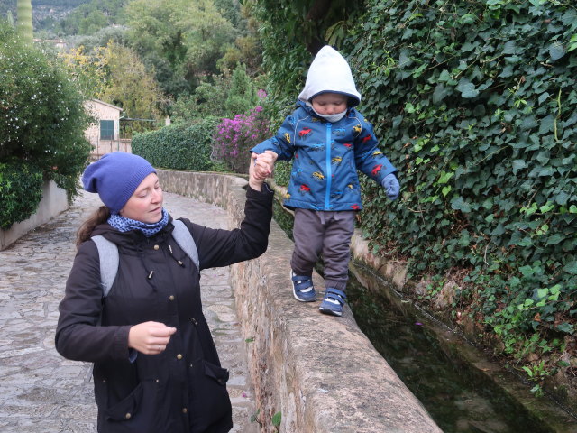 Sabine und Nils in der Carrer de sa Font in Fornalutx (26. Nov.)