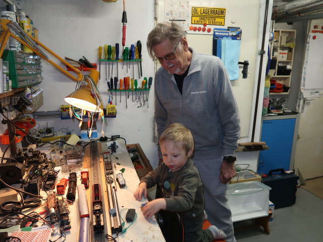 Nils und Papa im Haus meiner Eltern