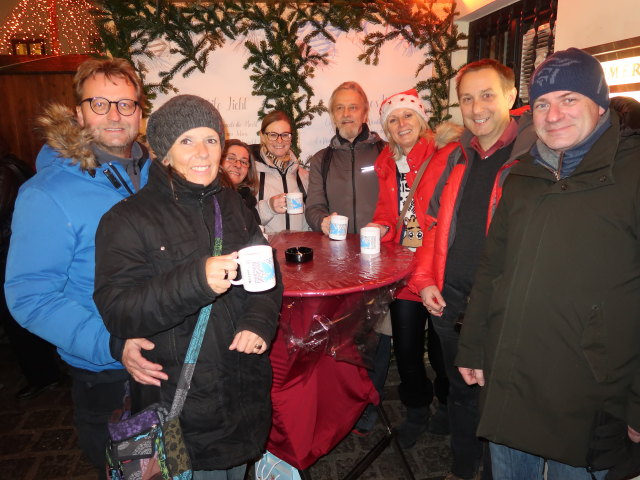 Michael, Marion, ?, Tanja, ?, ?, ich und Andreas beim Restaurant Witwe Bolte