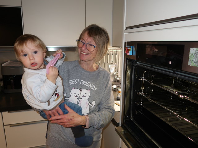 Nils und Mama im Haus meiner Eltern
