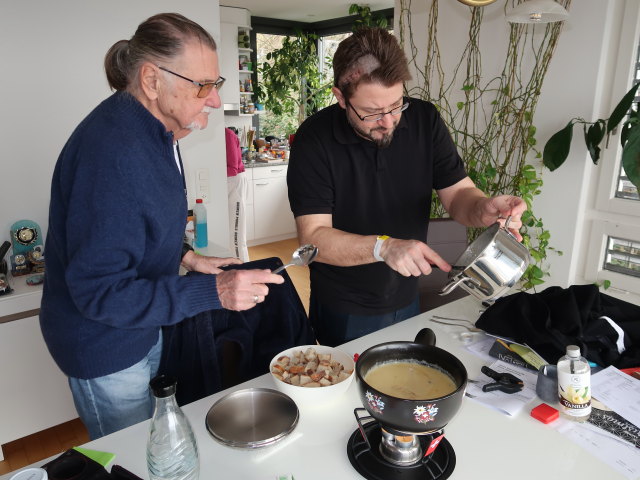 Papa und Markus in Markus Wohnung (10. Feb.)