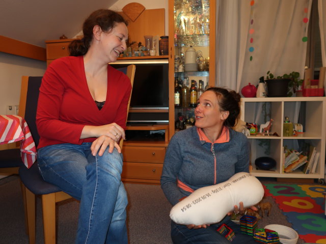 Sabine und Ursa in unserer Wohnung