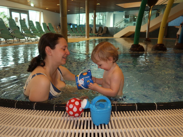 Sabine und Nils im Kleinkinderbecken