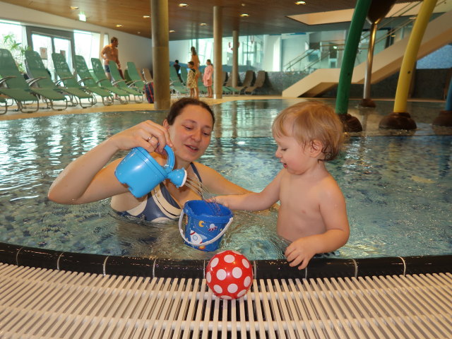 Sabine und Nils im Kleinkinderbecken
