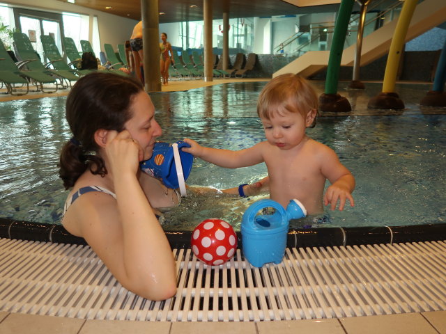 Sabine und Nils im Kleinkinderbecken