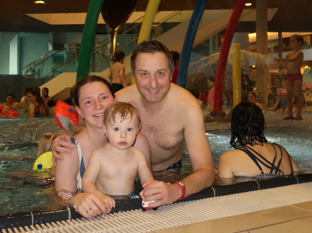 Sabine, Nils und ich im Kleinkinderbecken