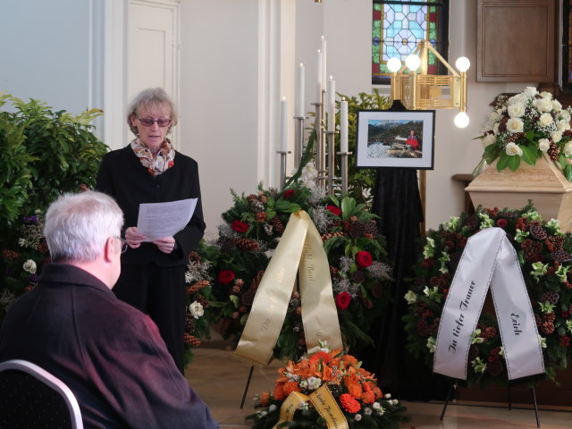 Gabriele in der Halle 1 am Stammersdorfer Zentralfriedhof