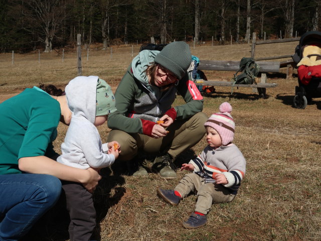 Sabine, Nils, Hannelore und Ella auf der Mamauwiese, 957 m