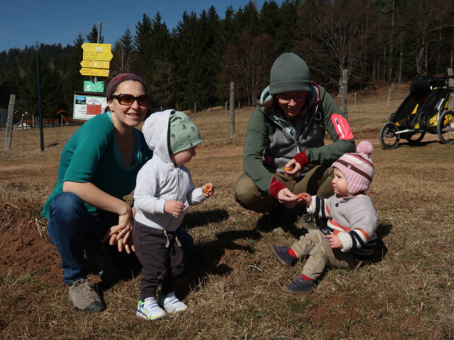 Sabine, Nils, Hannelore und Ella auf der Mamauwiese, 957 m