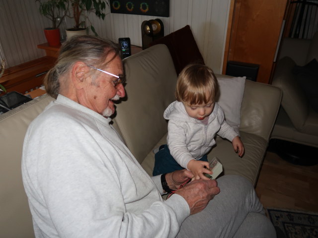 Papa und Nils im Haus meiner Eltern