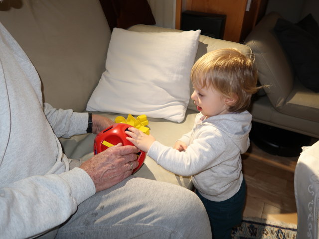 Papa und Nils im Haus meiner Eltern