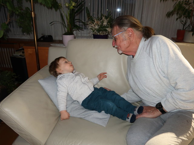 Nils und Papa im Haus meiner Eltern