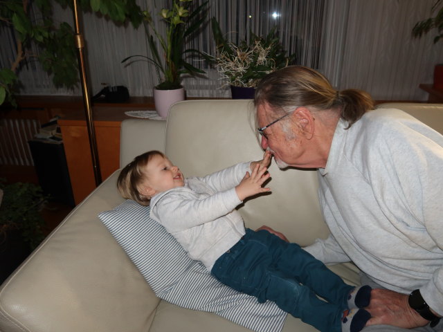 Nils und Papa im Haus meiner Eltern