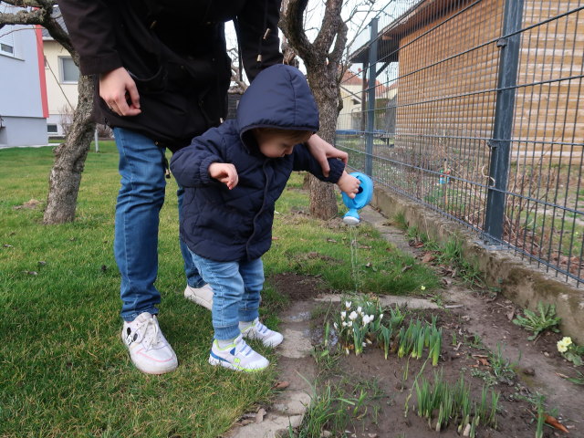 Sabine und Nils im Garten meiner Eltern