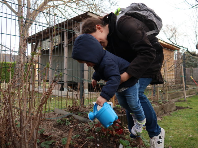 Nils und Sabine im Garten meiner Eltern