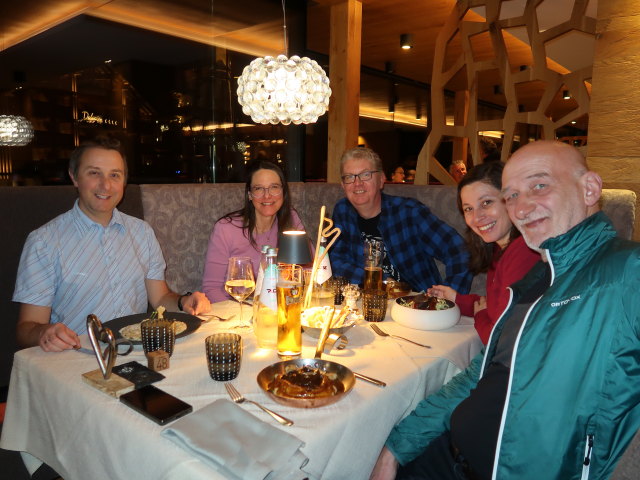 Ich, Iris, Peter, ? und ? im Hotel Freina in Wolkenstein (15. M&auml;rz)