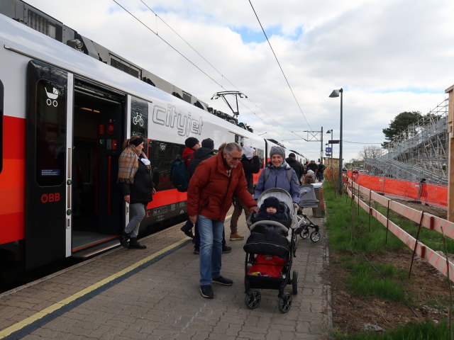 Papa, Nils und Sabine im Bahnhof Silberwald, 166 m