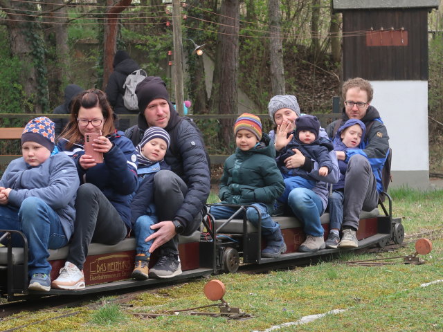 Sabine und Nils in der Gartenbahn