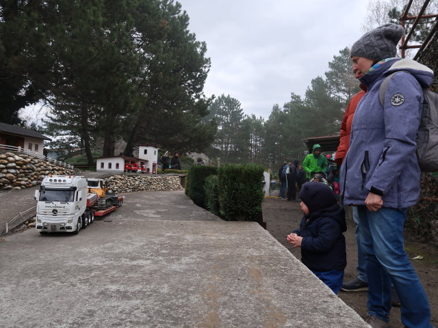 Nils, Papa und Sabine bei den Modelltruckern