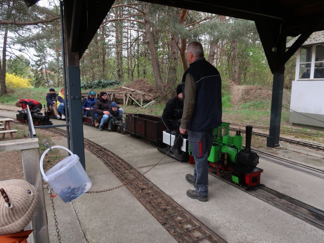 Ich und Nils in der Gartenbahn