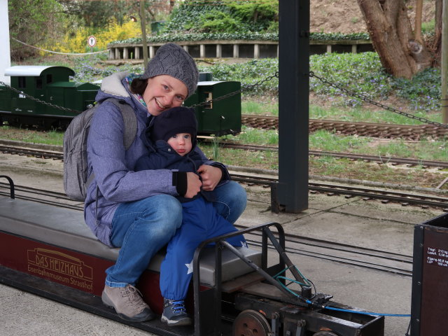Sabine und Nils in der Gartenbahn