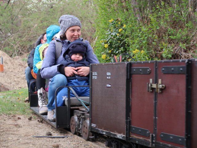 Sabine und Nils in der Gartenbahn