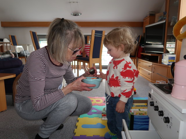 Mama und Nils in unserer Wohnung
