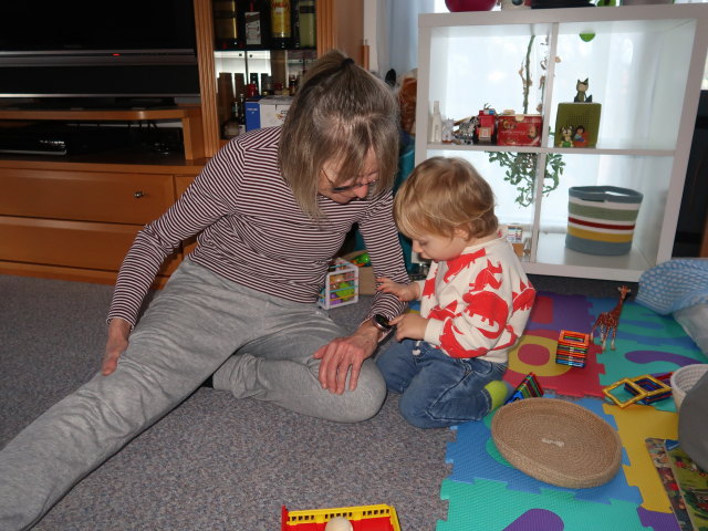 Mama und Nils in unserer Wohnung