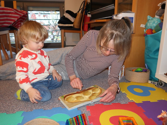 Nils und Mama in unserer Wohnung