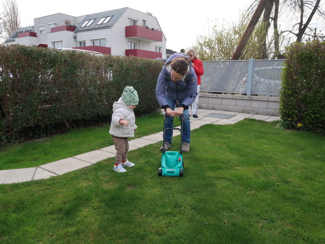 Nils, Sabine und Mama im Garten meiner Eltern