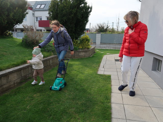 Nils, Sabine und Mama im Garten meiner Eltern
