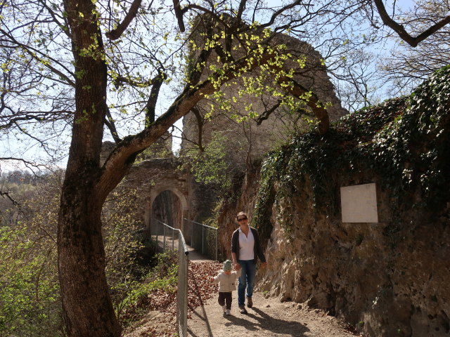 Nils und Sabine in der Ruine Johannstein
