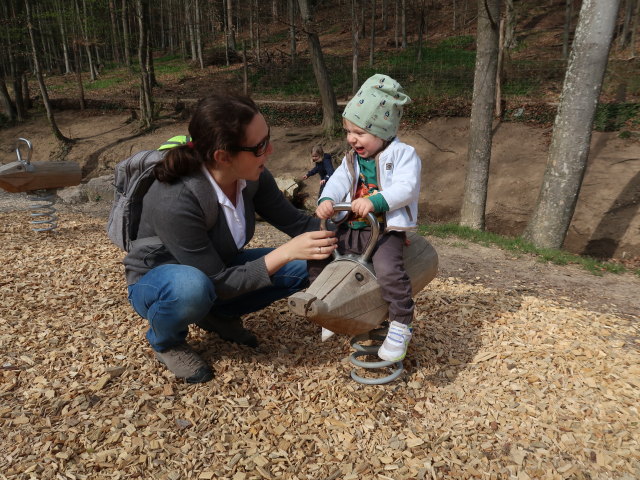 Sabine und Nils am Abenteuerspielplatz