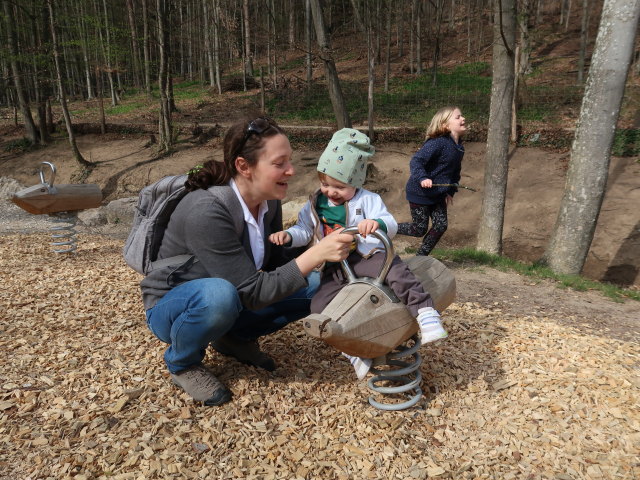 Sabine und Nils am Abenteuerspielplatz