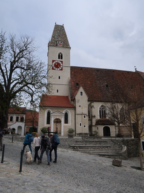Stefan, Kerstin, Katja Lin, Sonja und Tim bei der Pfarrkirche Spitz, 223 m