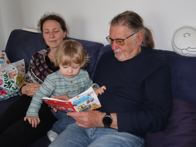 Sabine, Nils und Papa in unserer Wohnung