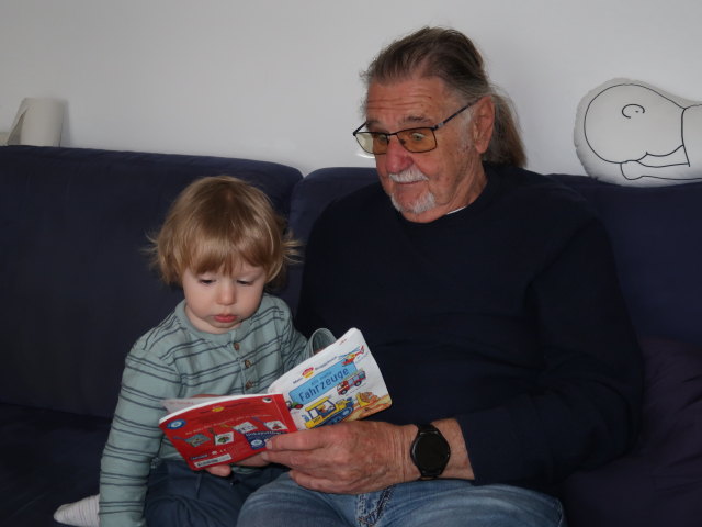 Nils und Papa in unserer Wohnung