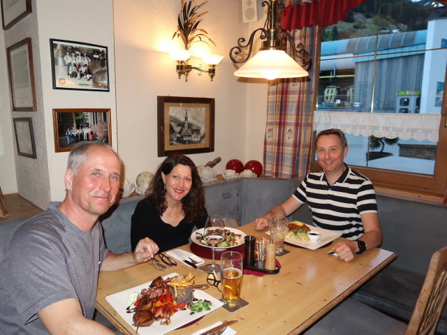 Frank, Melanie und ich im Gasthaus Lenz in See (23. Apr.)