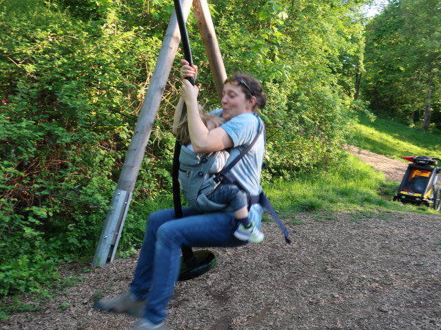 Nils und Sabine am Spielplatz Kellerwiese