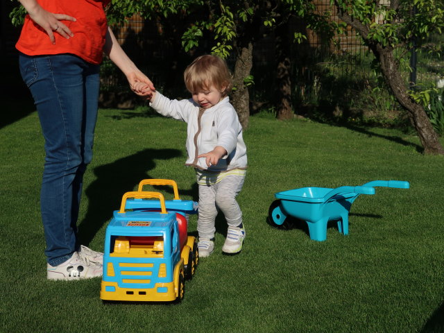 Sabine und Nils im Garten meiner Eltern
