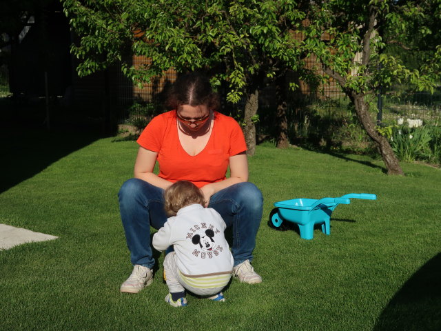 Sabine und Nils im Garten meiner Eltern