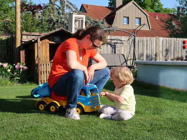 Sabine und Nils im Garten meiner Eltern