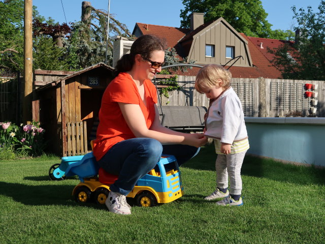 Sabine und Nils im Garten meiner Eltern