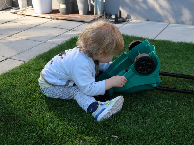 Nils im Garten meiner Eltern
